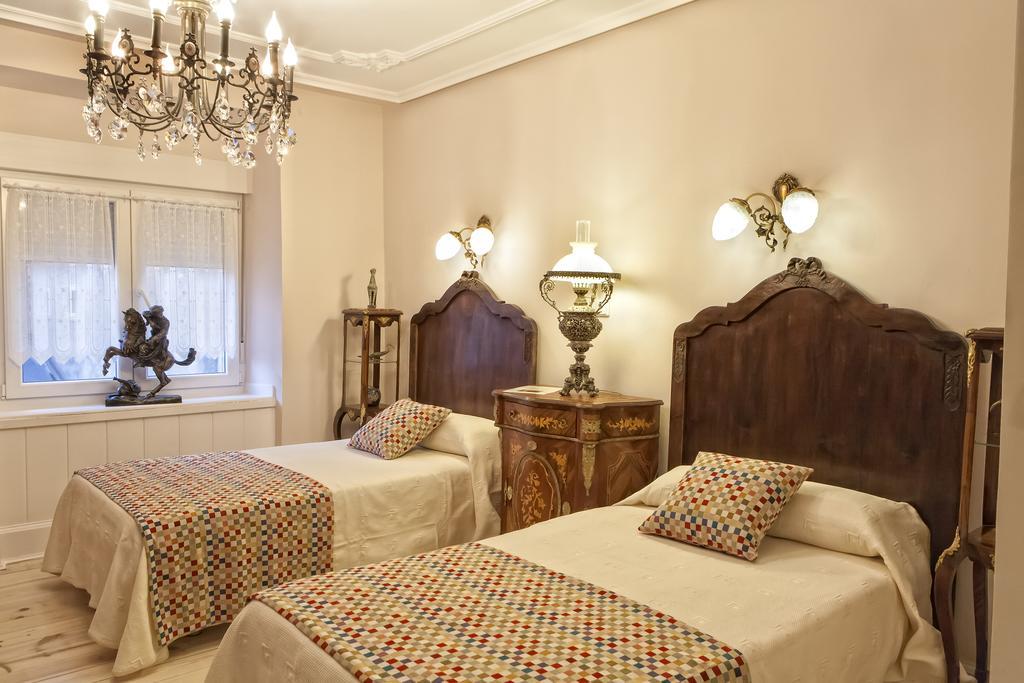 Hostal Boutique Puerta Del Sol Torrelavega Room photo
