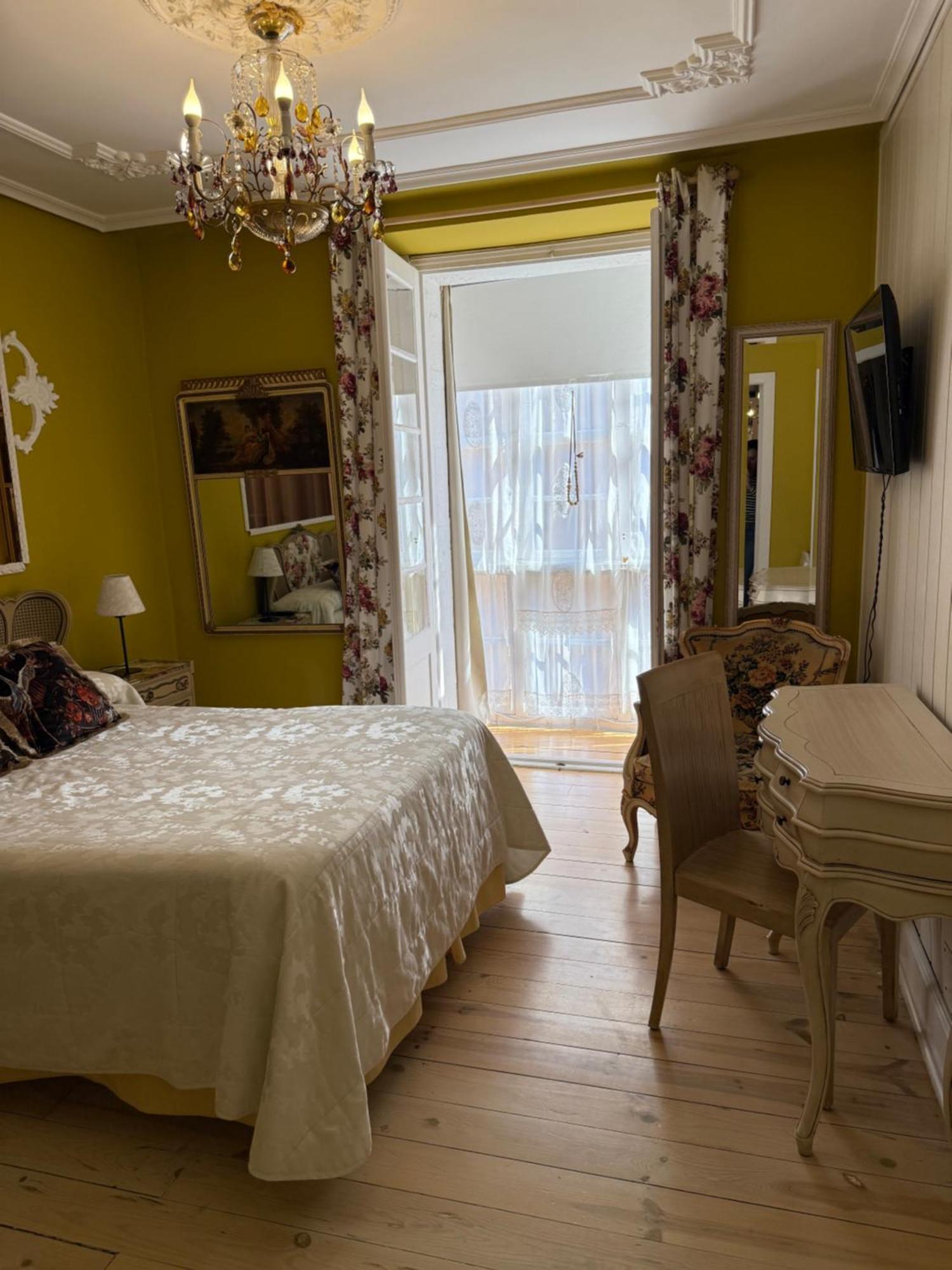 Hostal Boutique Puerta Del Sol Torrelavega Exterior photo
